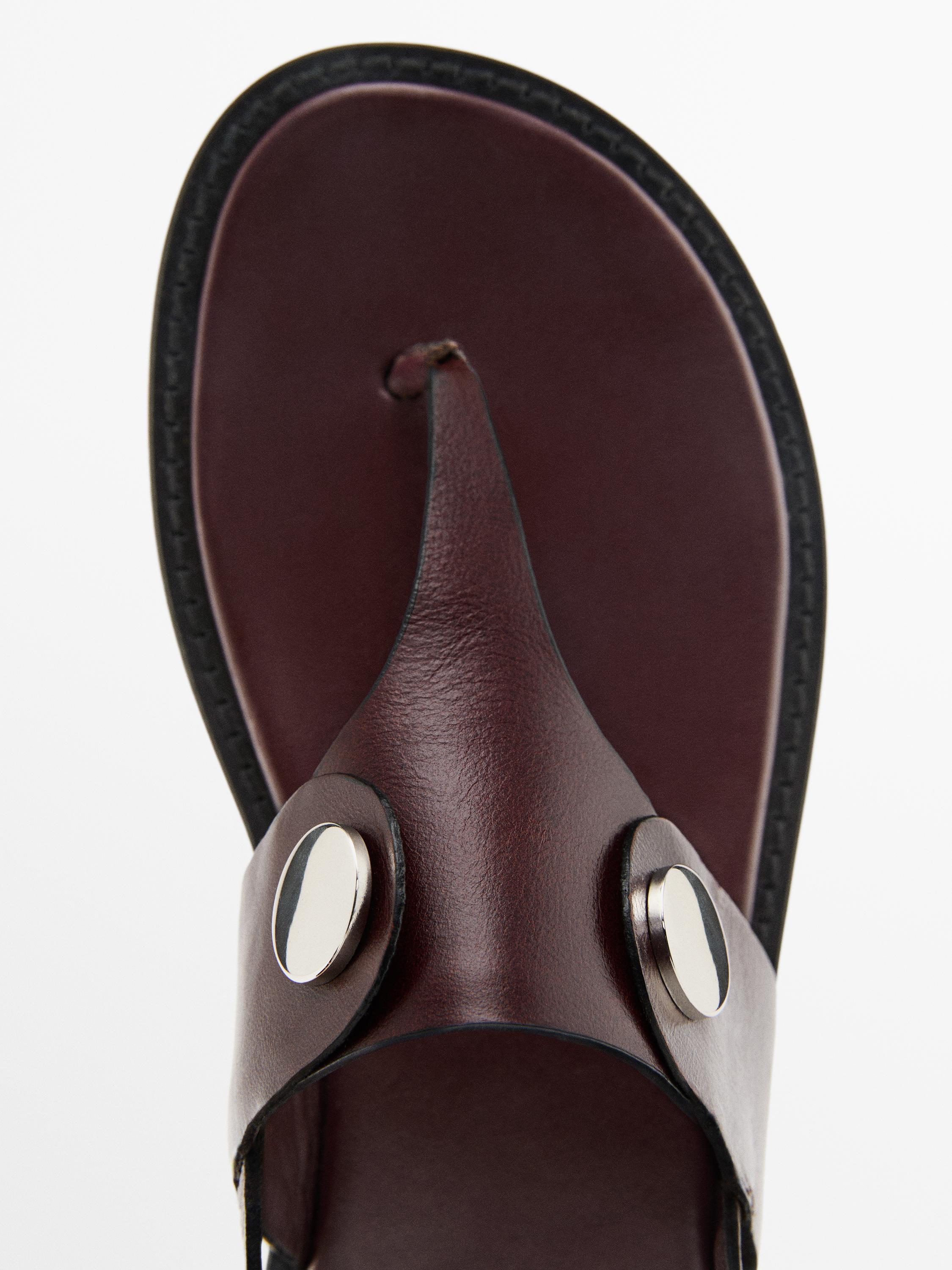 Flat sandals with buttons